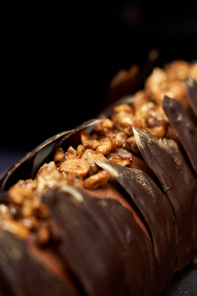 Gâteau Ecorce fondante mousse au chocolat sur un croustillant praliné