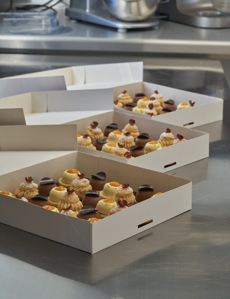 mignardises assortiments de gâteaux