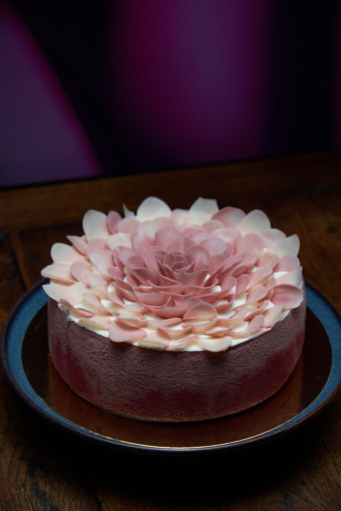 Gâteau Pivoine rose avec mousse bavaroise vanille sur un biscuit cuiller framboise