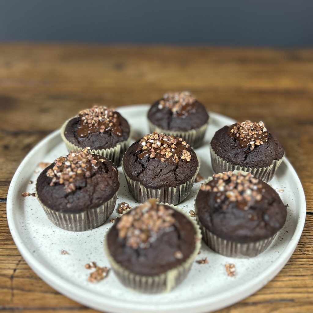Assiette de muffin au chocolat noisette à la farine de sarrasin