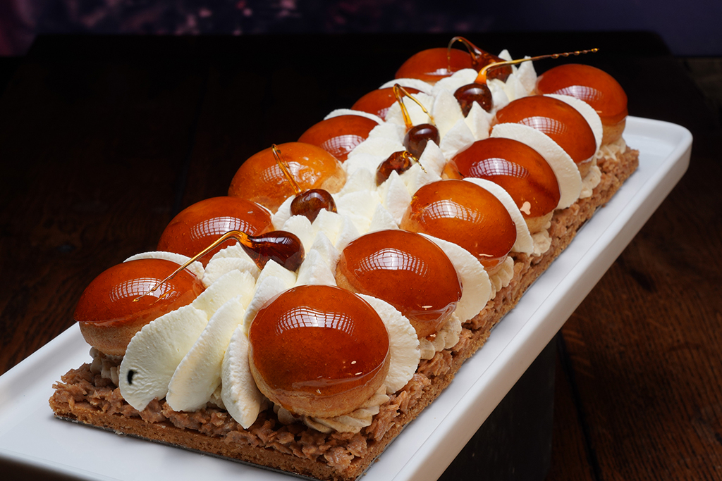 Bouton de neige choux gaarnis sur pâte sablée noisette