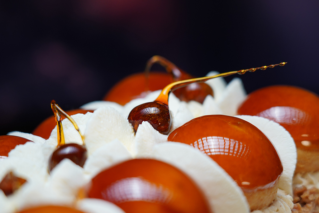 détail des choux garnis crème pralinée du bouton de neige