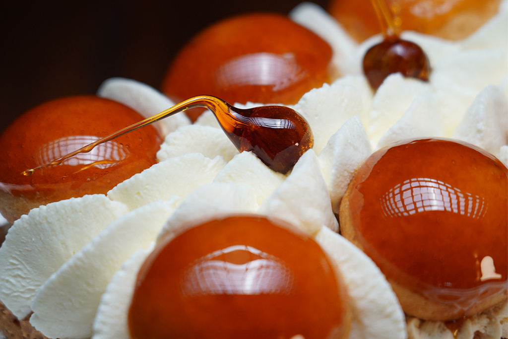 Vue du dessus d'un bouton de neige avec sa chantilly