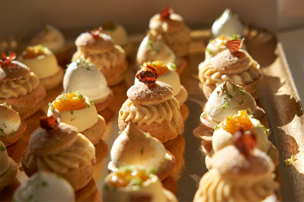 Mignardises avec paris-brest, chocolat, citron meringué et mangue-passion