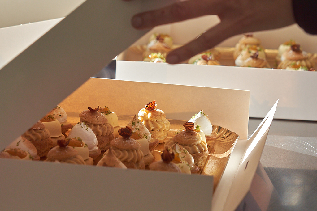 Assortiment de mignardises dans boîte de commande