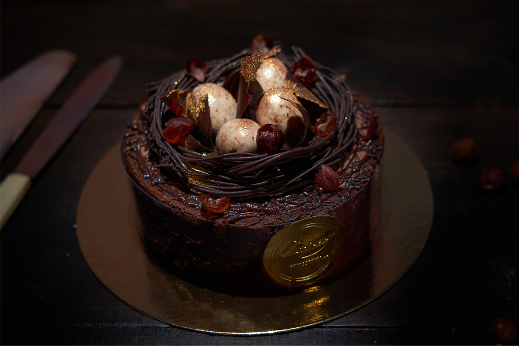 Vue du dessus du gâteau de Paques à la mousse au chocolat