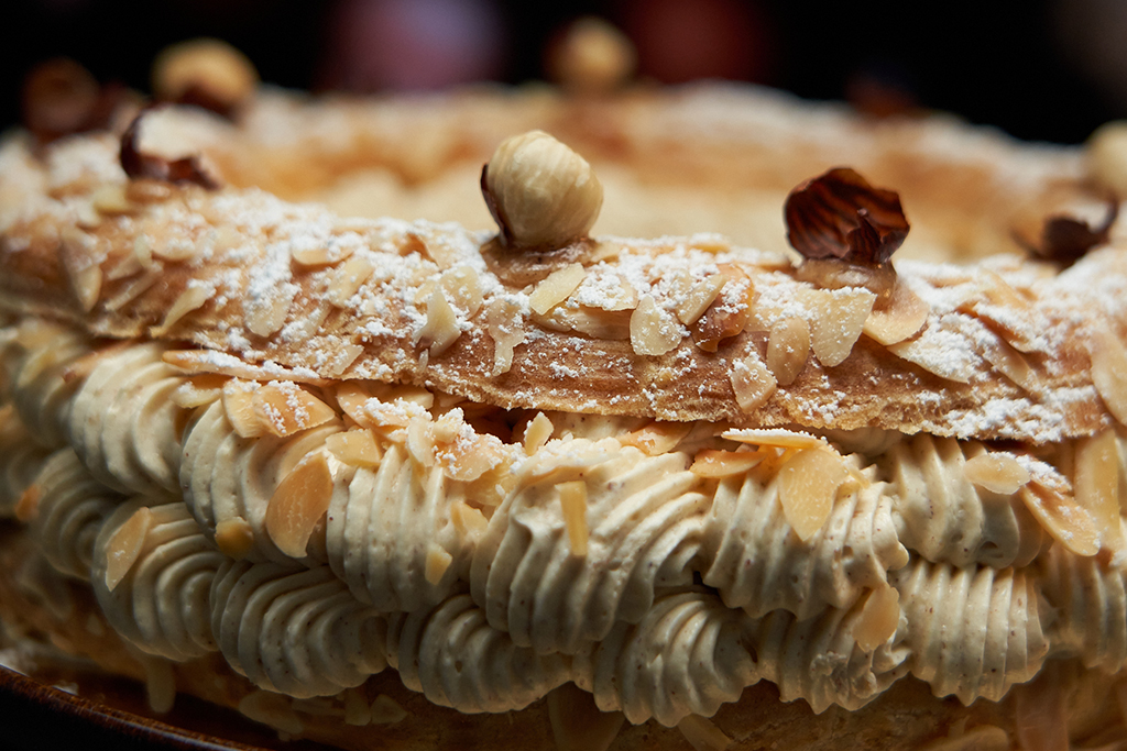 Paris-Brest avec crème pralinée sur une pâte à choux