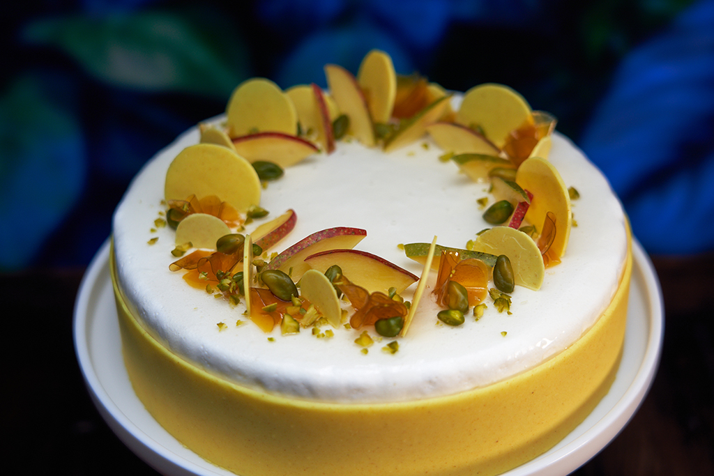 Vue du dessus soleil d'hiver mousse coco mangue-passion sur un financier citron vert