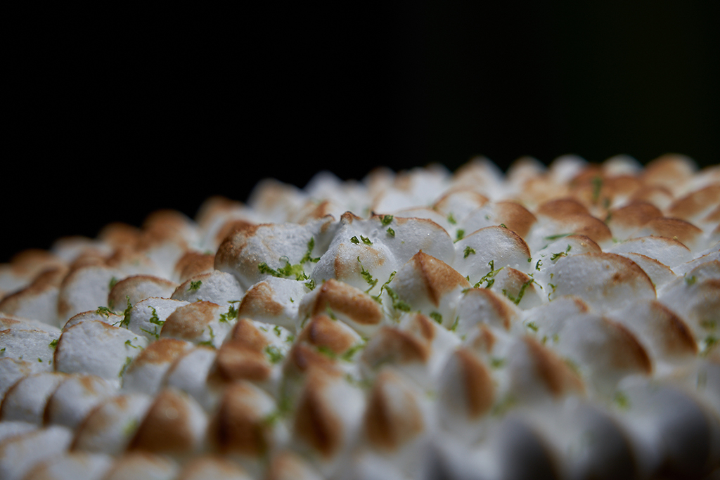 Détail de la meringue de la tarte au citron sur la crème au citron