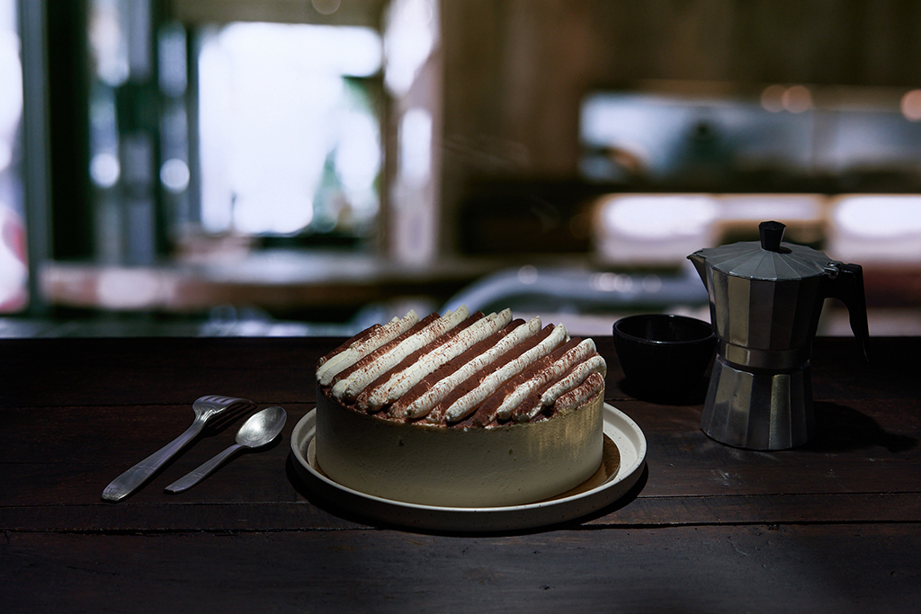 Tiramisu au café sur une table prêt à être dégusté
