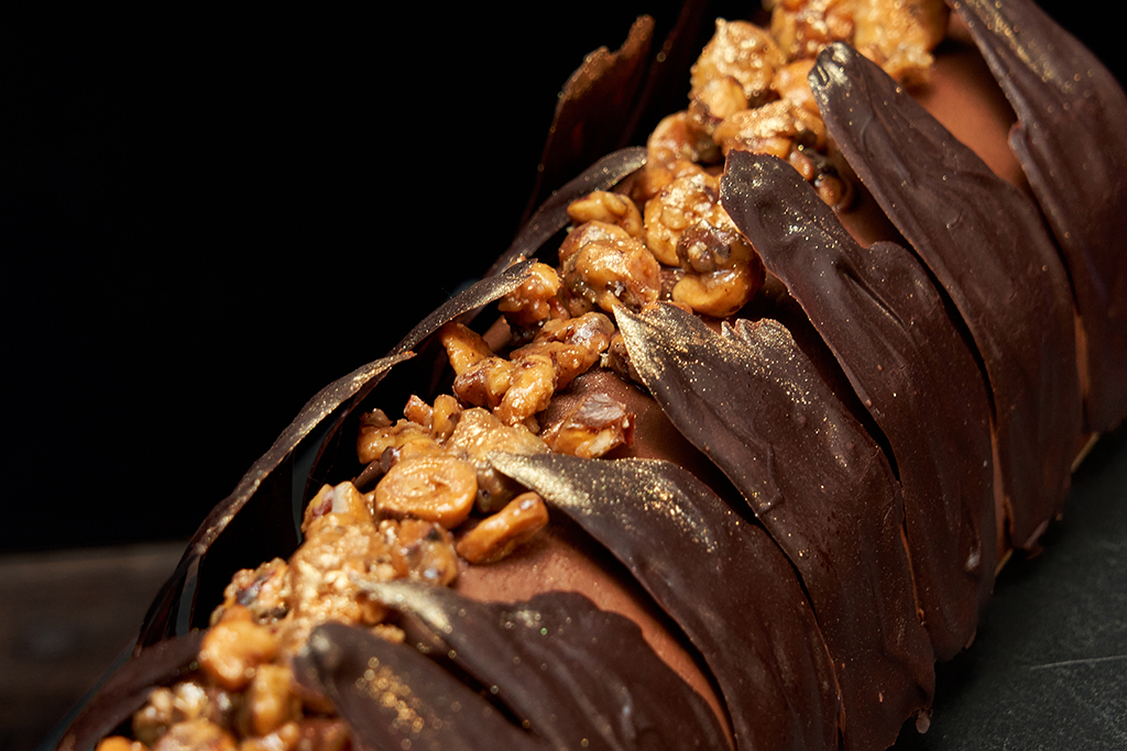 Vue du dessus du croustillant praliné avec sa mousse au chocolat de l'écorce fondante