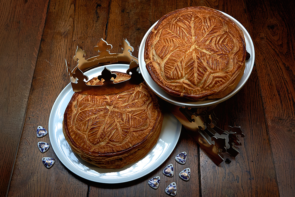 2 galettes des rois avec leur couronne